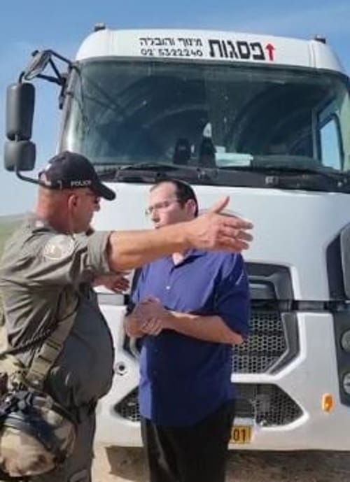 צפו: שמחה רוטמן חוסם את כוחות הפינוי