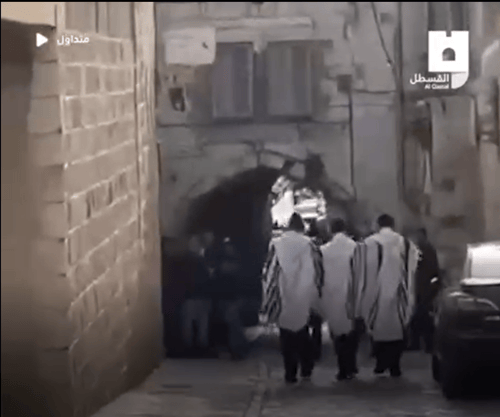 כמו בחו"ל: יהודים עטופים בטלית הותקפו בירושלים