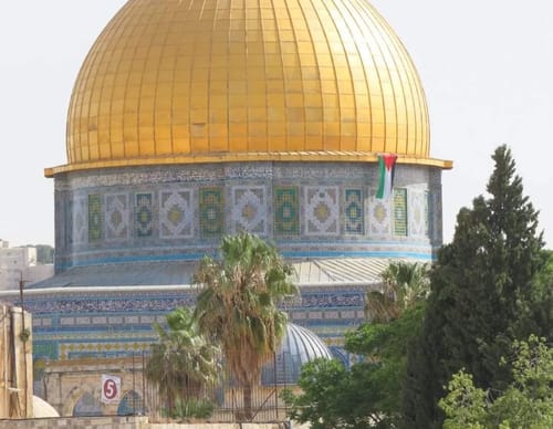 איזה ביזיון: דגל פלסטין מתנוסס על כיפת הסלע