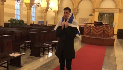 מיכאל בן דוד שר "אבינו מלכנו" בבית כנסת באיטליה