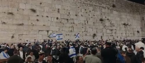 בסיום התפילה בכותל: שירת 'עם ישראל חי'. צפו