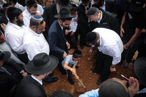 ילד קטן אומר קדיש: הלוויות הנרצחים בפיגוע באלעד