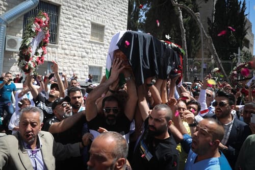 ירושלים: אלפי משתתפים בלווית עיתונאית אלג'זירה