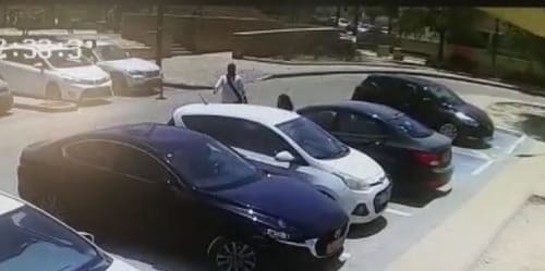 המצלמות קלטו: ארב בחניה ותקף עובדת ציבור. צפו