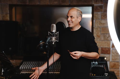 ישי רוסנק בשיר מרגש: "הפתק של אמא"