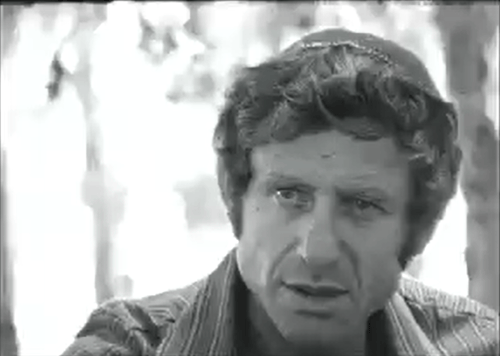 אורי זוהר בארכיון – לא יודע אם אלבש כיפה שחורה |צפו