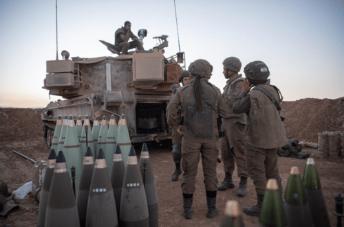 בשידור חי: פגז פגע סמוך לצוות הטלוויזיה. צפו