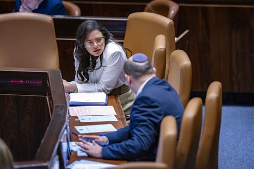 בנט העניק חופש הצבעה לימינה על חוק הנאשם