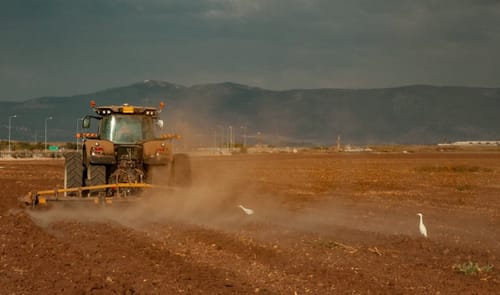 מורדם ומונשם: בן 14 במצב קשה לאחר שנפל מטנדר