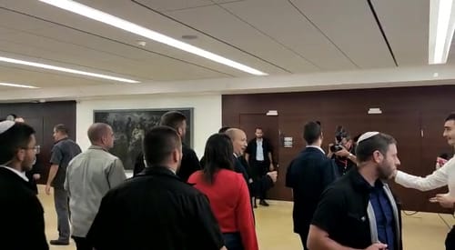בנט נפרד: "המדינה גדולה מכל אחד מאיתנו"