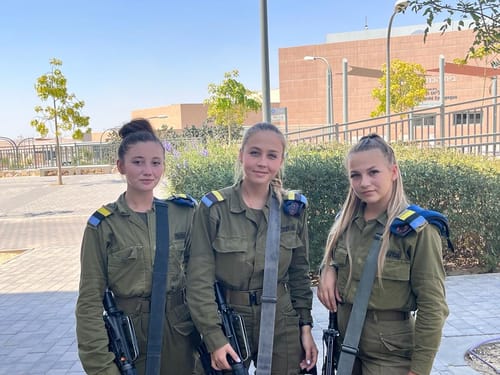 אתן לא לבד: שלוש חיילות בודדות הפכו למפקדות