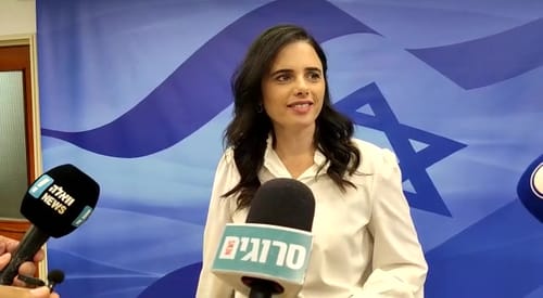 איך יצאה עוגת השוקולד? צפו בתשובה של שקד