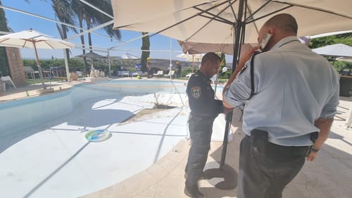 בולען נפער בבריכה פרטית בכרמי יוסף; חשש לחיי נעדר