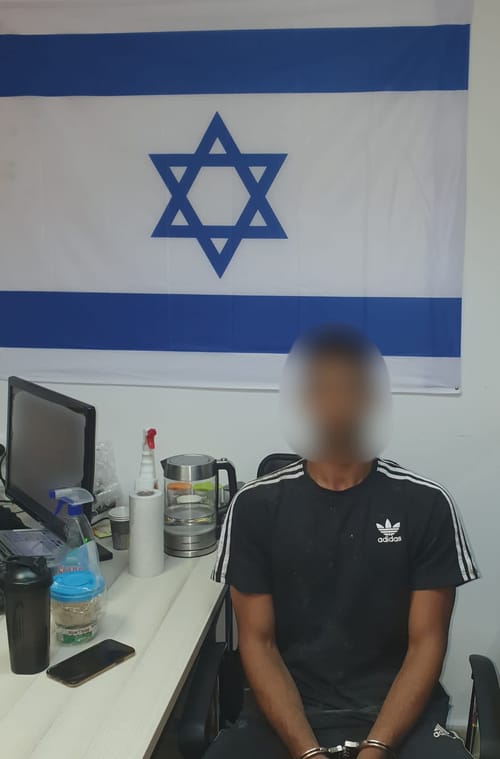 תולש את הדגל ומשליך לרצפה: עובד שיפוצים נעצר