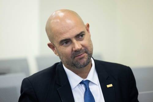 אמיר אוחנה שוב מקבל "הנחת סלב" מהימין