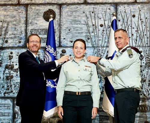 לראשונה בהיסטוריה: מזכירה צבאית לנשיא