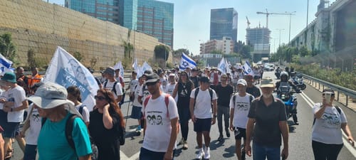 צפו: משפחת גולדין צועדת לעזה להחזיר את השבויים
