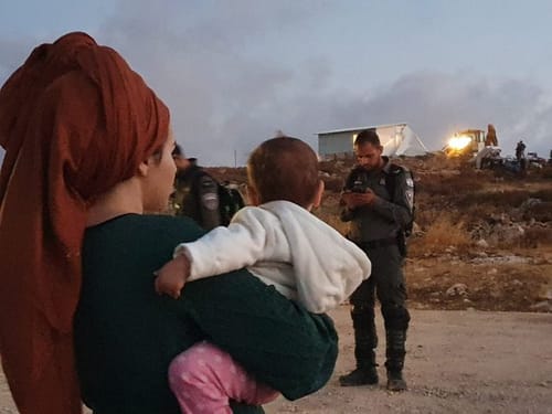 שוטרי מג"ב פרצו לבית: "יש פה אישה לא לבושה"