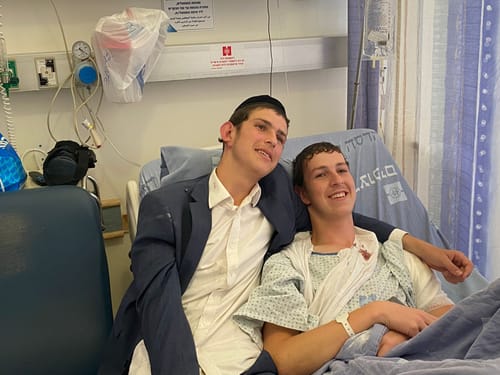 שני האחים ניצולי הפיגוע התאחדו במחלקה