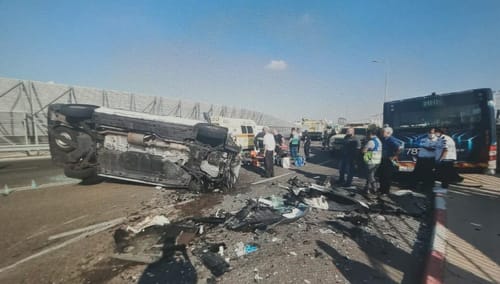 תאונת בנתב"ג: התנגשות חזיתית בין כלי רכב