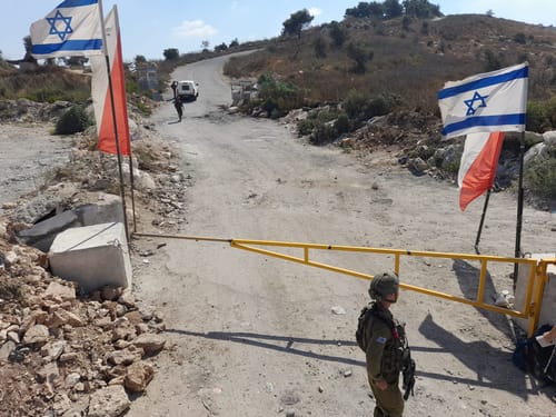מול החיילים: פלסטינים גנבו רכב השייך לישיבת חומש