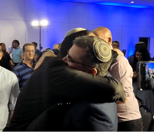 בחיבוקים ולחיצות ידיים: המנצח הגדול של הפריימריז