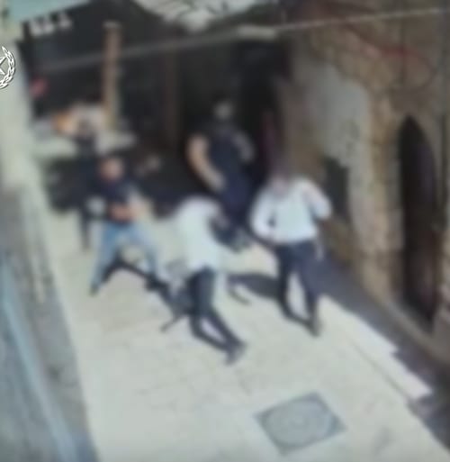 תיעוד: הרביצו, זרקו חפצים על יהודים – ונעצרו מיד