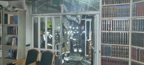 נפתחה חקירה: בית כנסת בנוף הגליל עלה באש