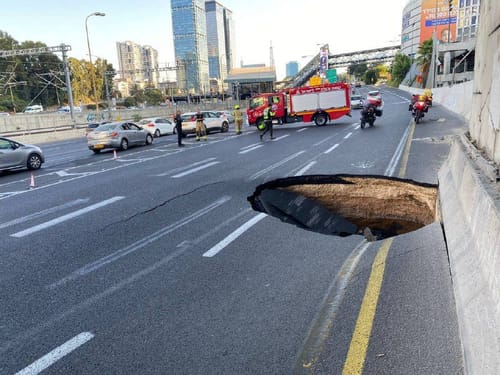 צפו: בולען נפער בלב תל אביב; הכביש עדיין חסום