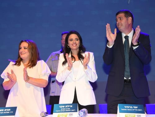 לקראת החלטה דרמטית? לחץ פנימי על שקד לפרוש