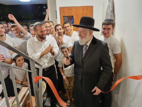 ב-70 שניות: כך בנו בישיבה בתל אביב קומה שנייה. צפו