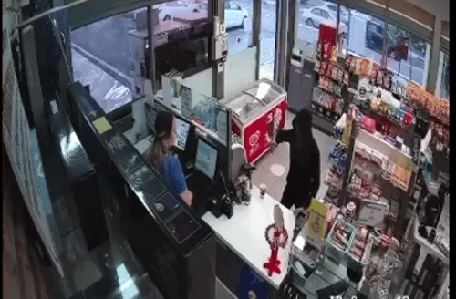 נכנס לחנות נוחות, איים ושדד באמצעות גרזן | תיעוד