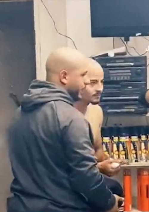 צפו: צעירים מגלחים את ראשם כדי להגן על המחבל