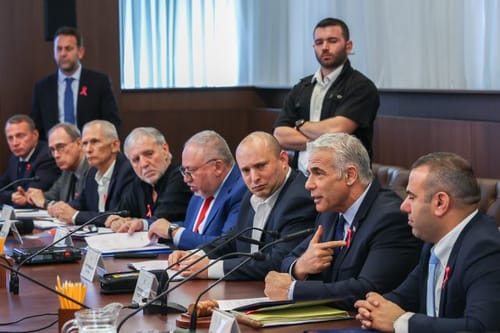 עוד לפני השבעת הממשלה: בנט מודיע על התפטרות