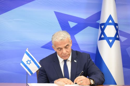 לפיד חתם על ההסכם הימי; המשלחת יוצאת לגבול לבנון