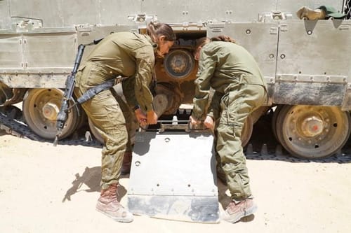 הגנרל האמריקאי ישתתף באימון של לוחמות השיריון