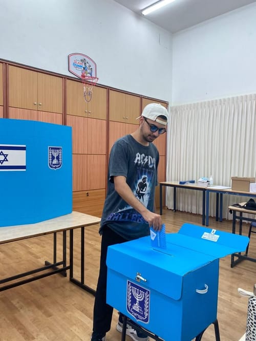 צאו להצביע: הסלבס שהשכימו והגיעו אל הקלפי