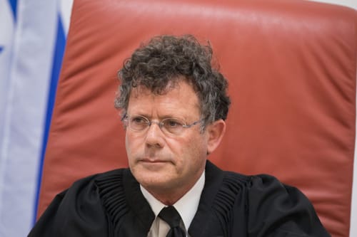 יו"ר ועדת הבחירות יצחק עמית הוכתם בכתם פוליטי