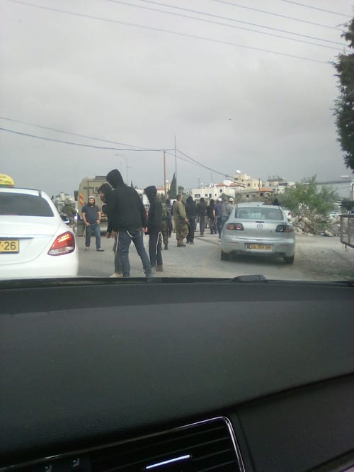 בתגובה לפיגוע: עשרות הפגינו מול כפרו של המחבל