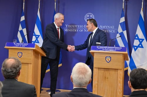 גנץ ביוון: "איראן מוכיחה שהיא איום עולמי ואזורי"
