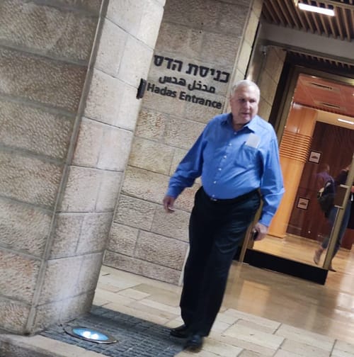 למרות הביקורת: נתן אשל מעורב במו"מ הקואליציוני