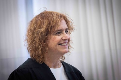דיון: האם פעיל הליכוד יורחק מהתובעת במשפט נתניהו?