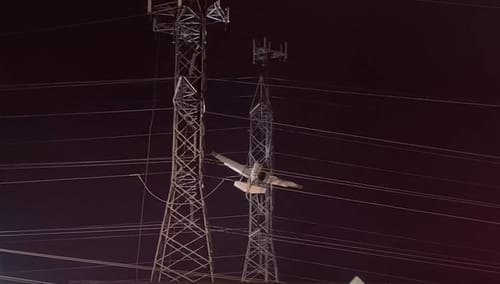 נותרו בחושך: מטוס התרסק לתוך קווי חשמל בארה"ב