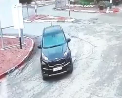 תיעוד: המחבל עולה על המדרכה ודורס את הצעירה