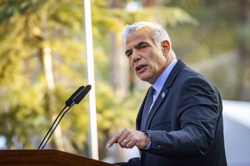מביש: לפיד ניצל אזכרה ממלכתית להשתלחות בימין
