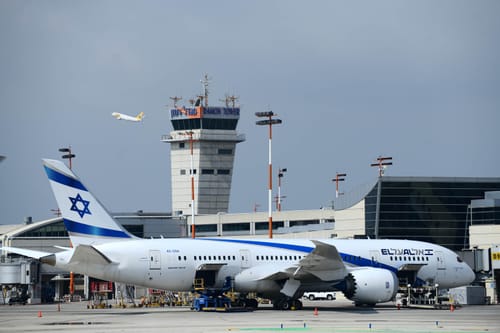 אירוע חריג בנתב"ג: משאית פגעה במנוע של מטוס