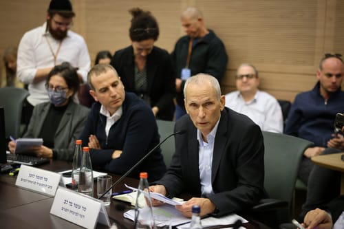 בזמן דיון הוועדה: השר בר לב חושף מידע מסווג | צפו