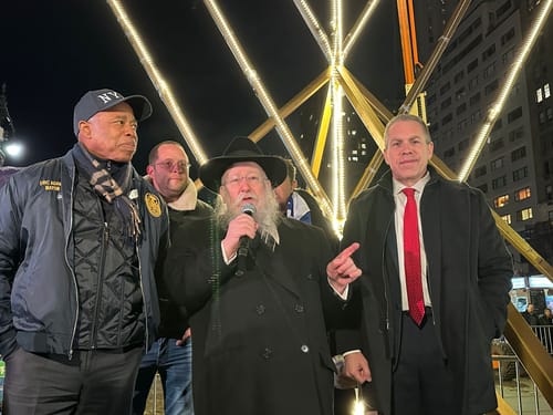 נר חג בחנוכייה הגדולה בעולם: "גאים להיות יהודים"