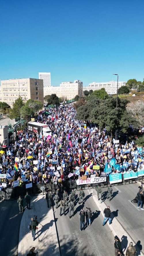הדגלים השחורים חוזרים? מחאה מחוץ לכנסת