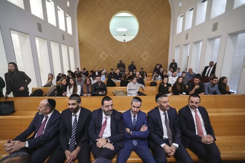 השר מש"ס מתפוצץ: "אל תהפכו אותנו לשק חבטות"